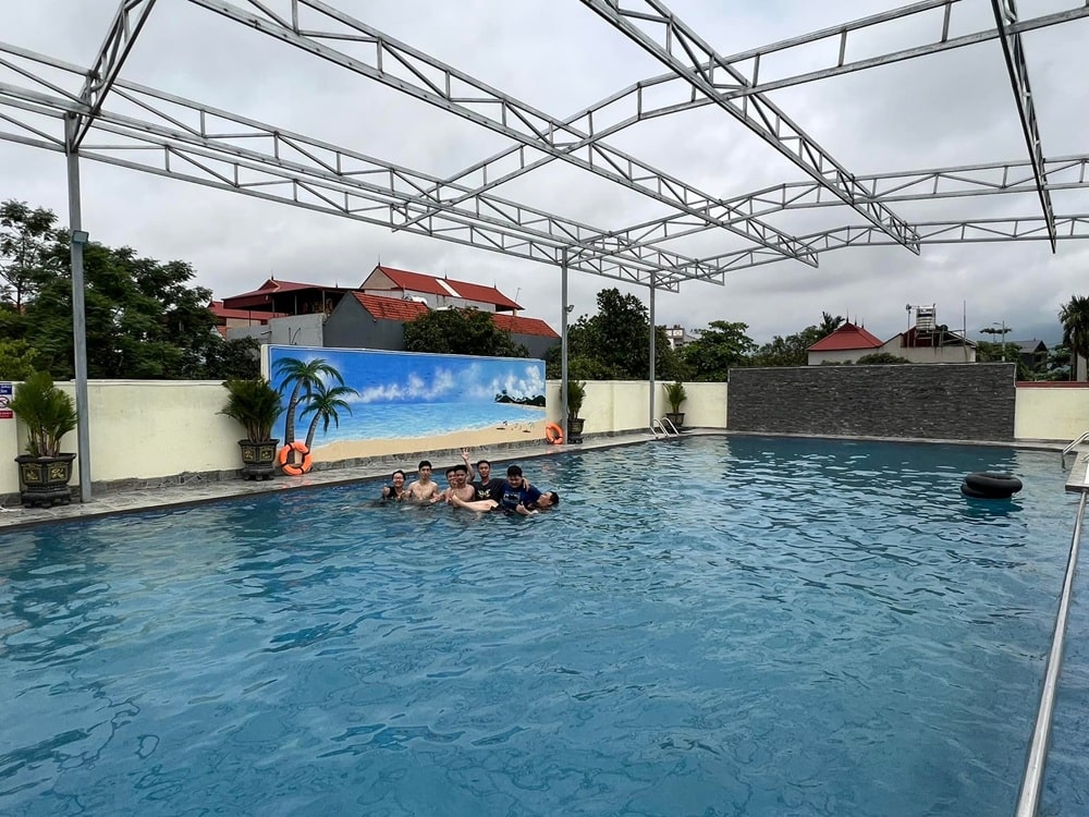 Hồ bơi được thiết kế ngoài trời và có hệ thống mái che hiện đại 