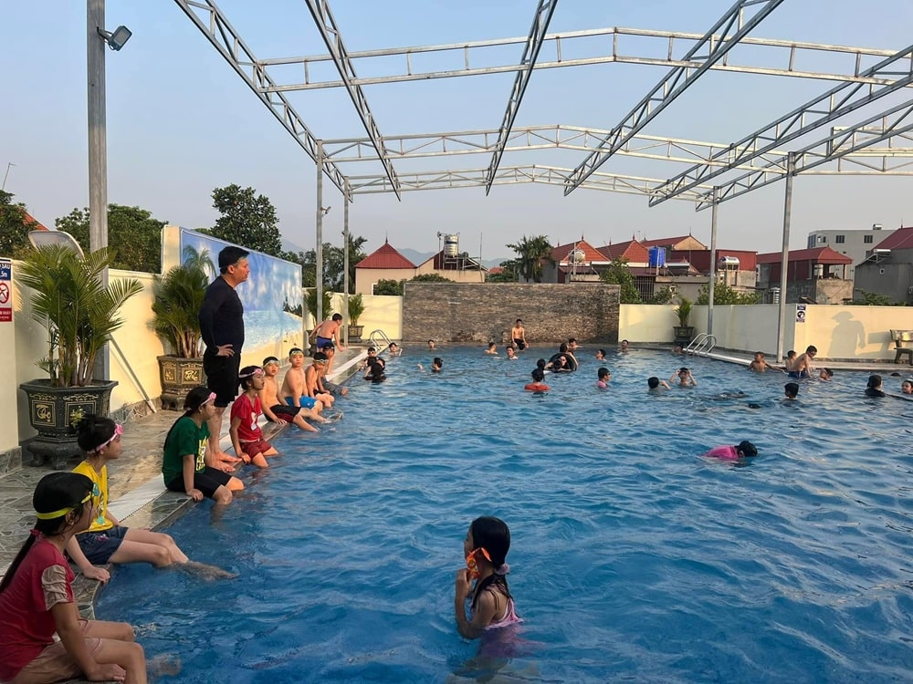 Luôn có huấn luyện viên đứng kèm trong suốt thời gian bể bơi hoạt động