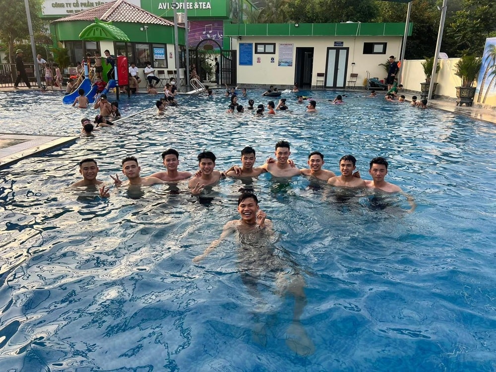 Bể bơi tại khu vực Khám Lạng