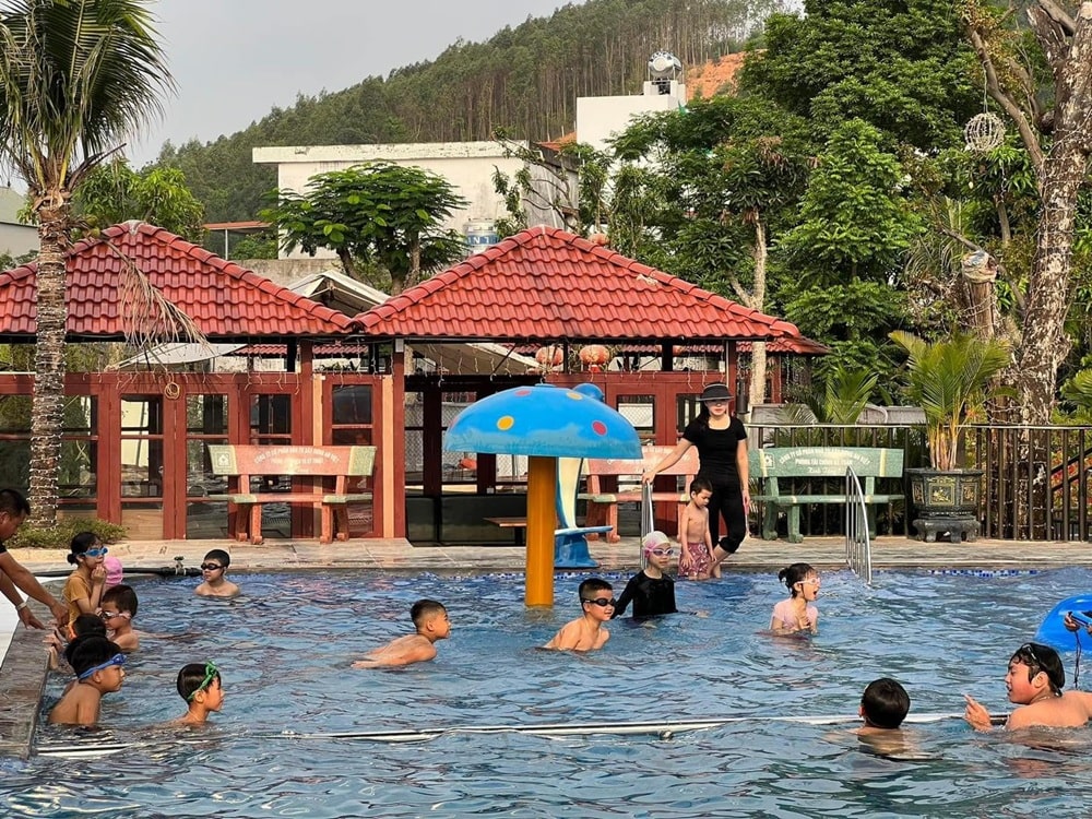 Bể bơi còn được trang trí nhiều họa tiết bắt mắt