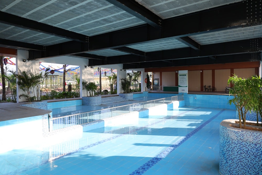 Bể bơi với thiết kế hiện đại phù hợp với mọi đối tượng