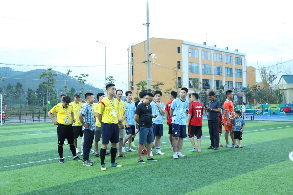 Sân bóng với nhiều dịch vụ đi kèm Sân bóng với nhiều dịch vụ đi kèm