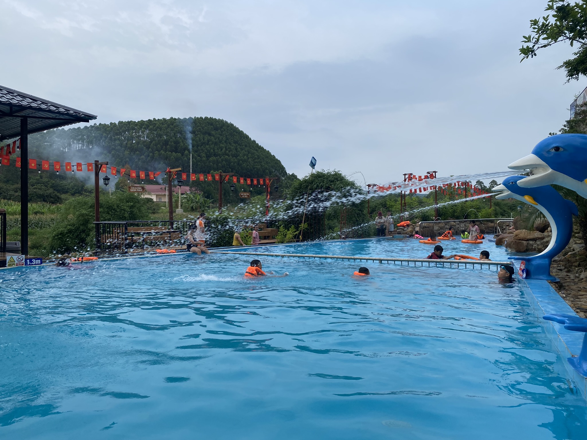 bể bơi dưới suối the kind